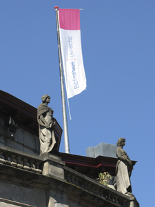 905419 Afbeelding van de gevelbeelden 'Handel & Nijverheid' en 'Zomer & Winter' uit 1924, op het voormalige warenhuis ...